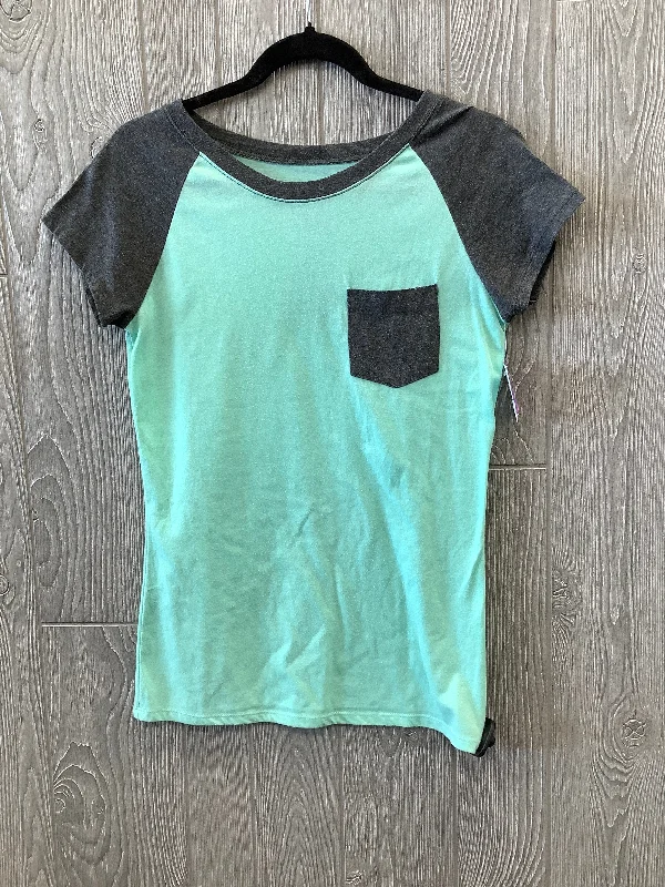 women's T-shirts with wrinkle-resistant materialGreen Top Short Sleeve Clothes Mentor, Size M